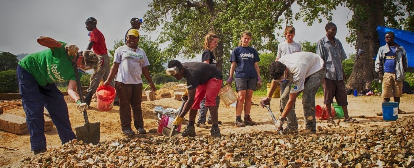 hero_volunteers-digging-on-a-project-site-in-tanzania-1400x568.jpg