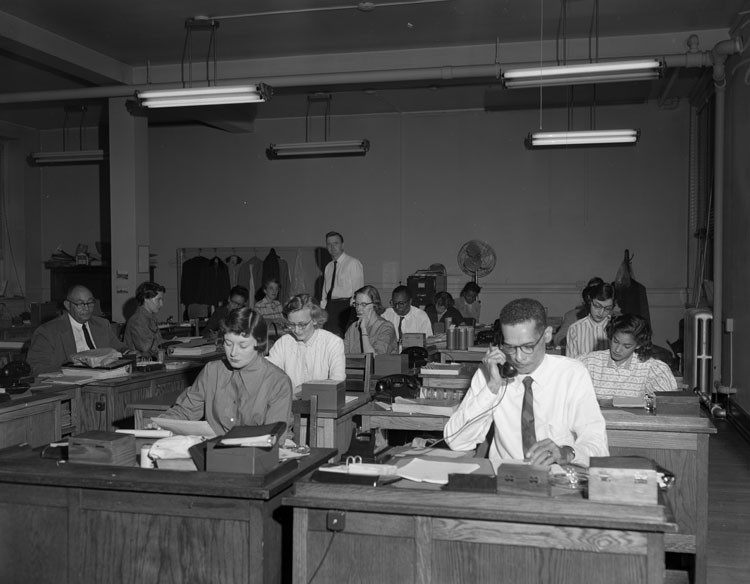 city_crowded_office_space_2899334278.jpg