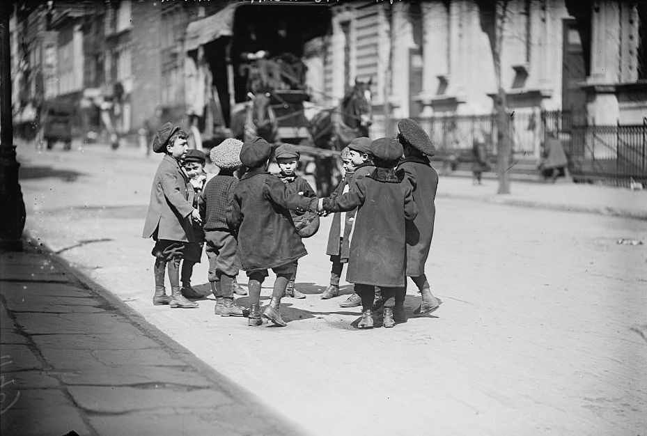 children_playing_in_street_new_york.jpg